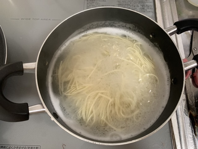 麺2束を茹でる